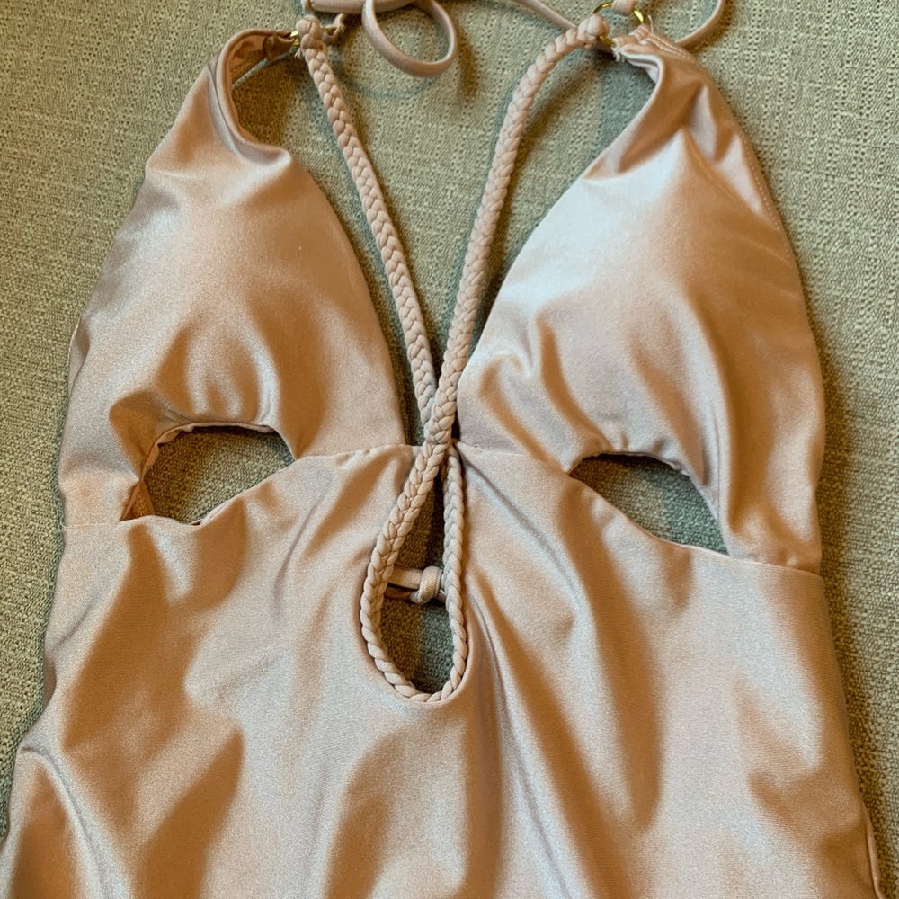 👙🤎🌴